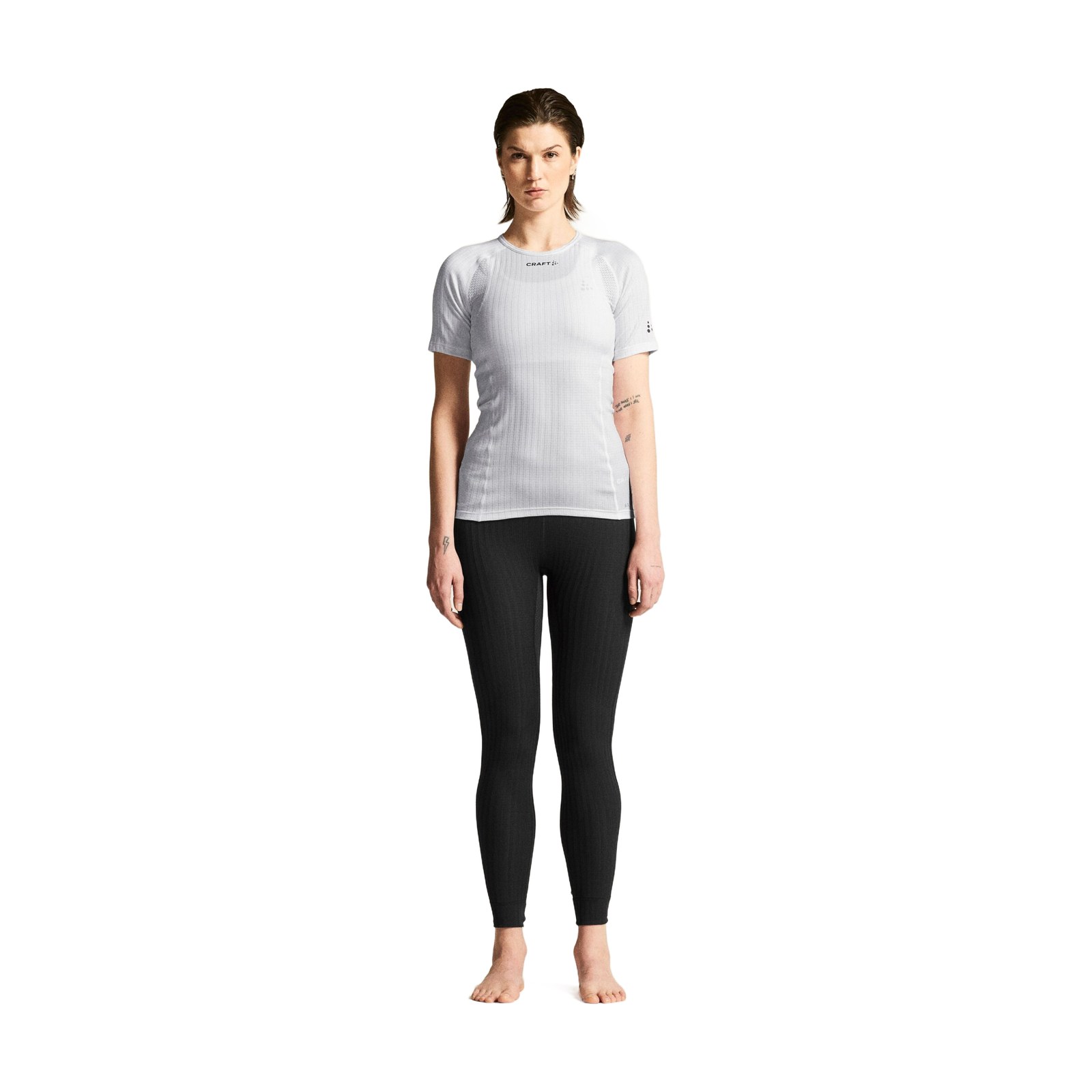 1715 img 2 4 fondo blanco Modelo con camiseta Craft Active Extreme X blanca de manga corta para mujer, vista de frente de cuerpo entero