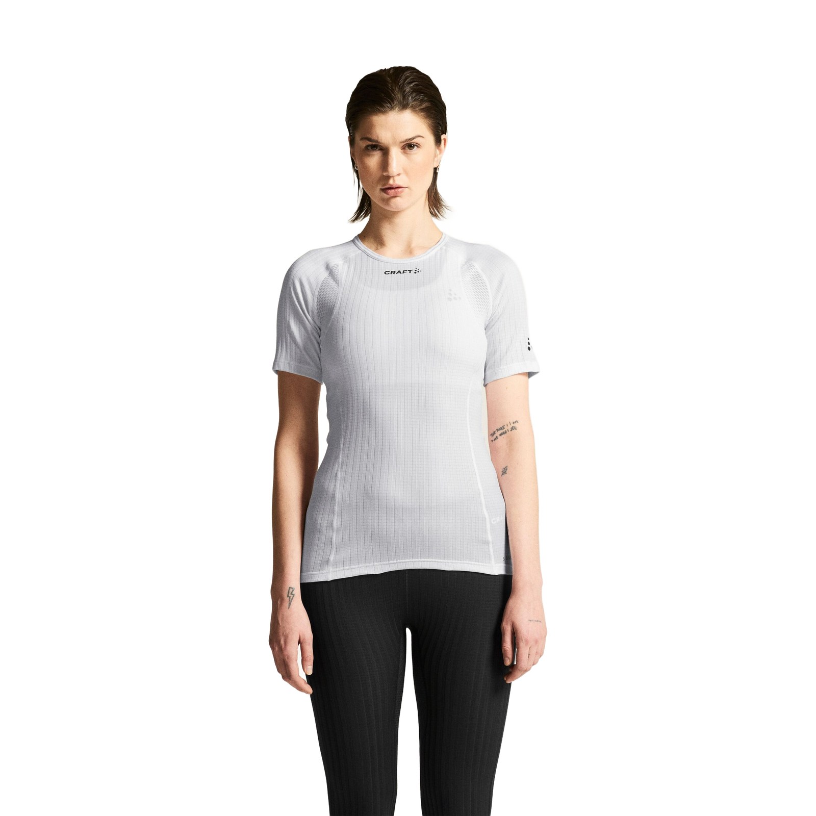 1715 img 3 4 fondo blanco Camiseta Craft Active Extreme X blanca de mujer con ajuste ceñido y tejido waffle, plano medio de frente