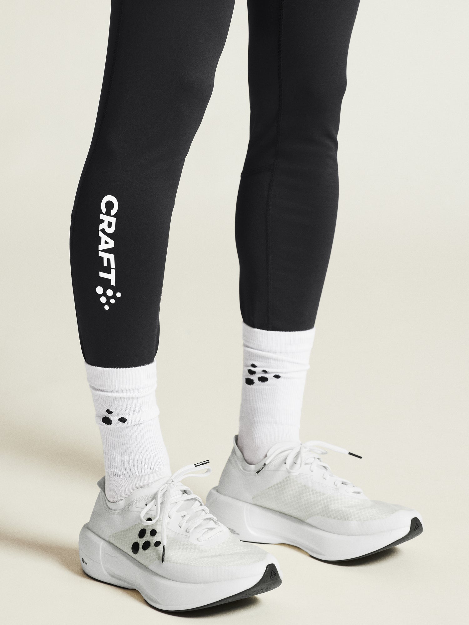 licra craft rush 2 tights negra s 4 Detalle del logo CRAFT en la pantorrilla de la licra Rush 2.0 Tights negra